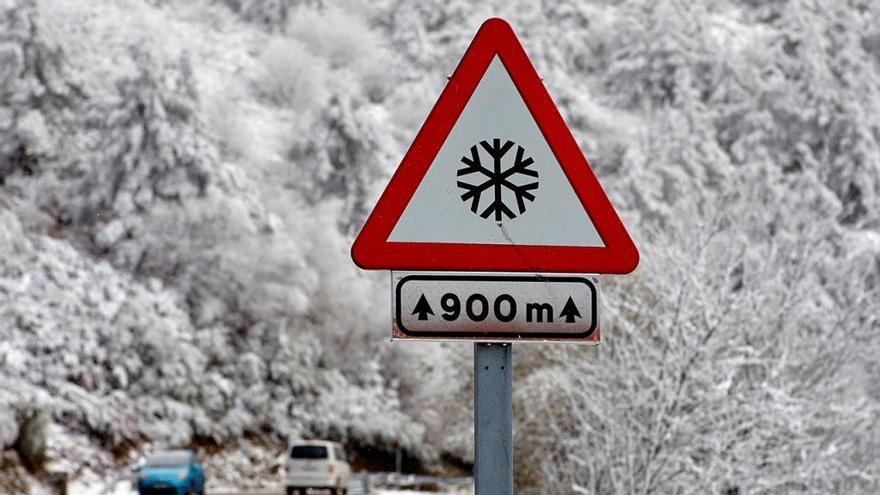 Una señal de peligro por nieve en el interior de Galicia // Eliseo Trigo