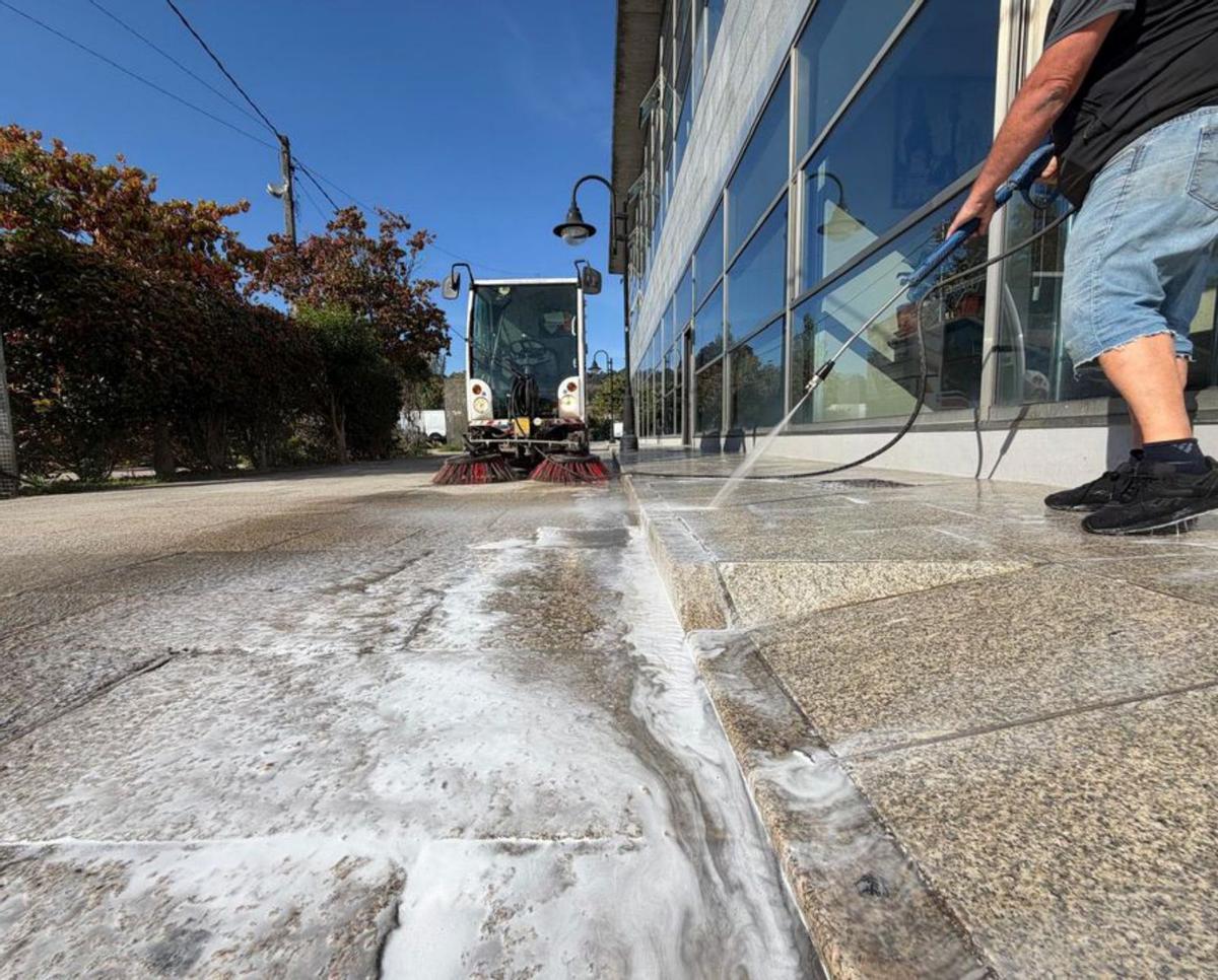 Limpieza de los restos de las algaradas. | S.A.