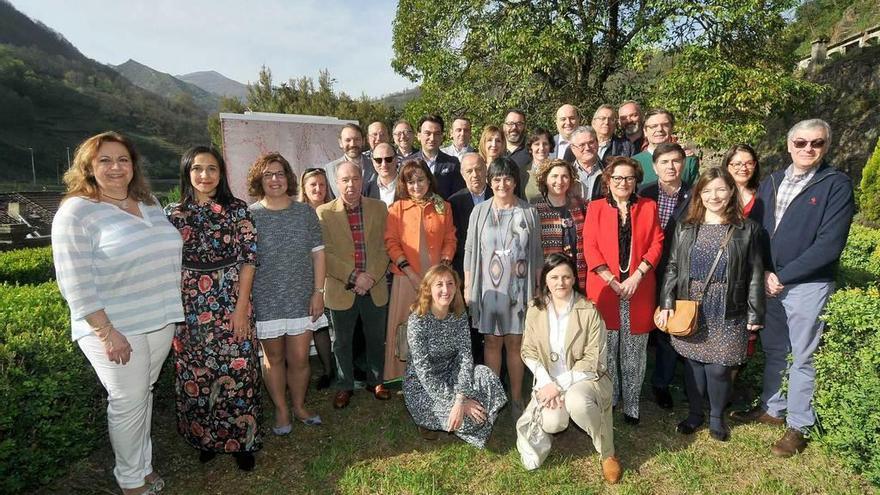 Foto de familia de los jurados de los premios a la Solidaridad y la Tradición, en la sede de los Humanitarios.