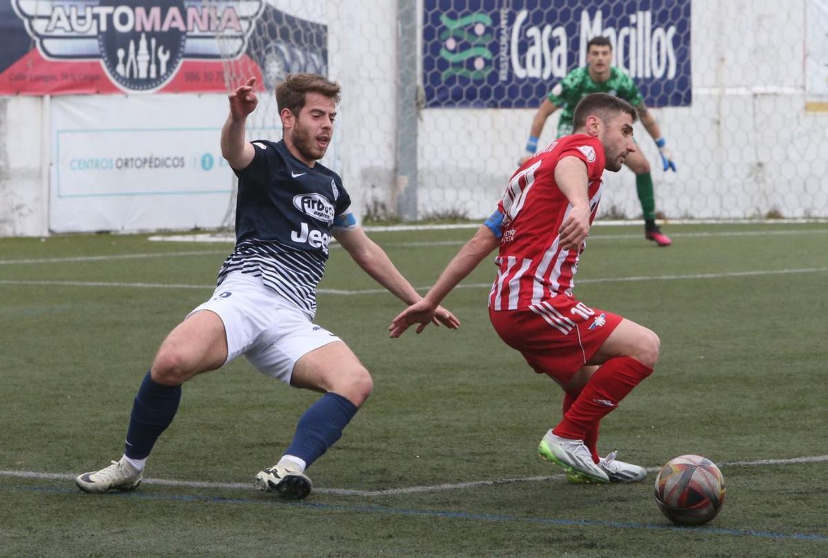 Mauro trata de desbordar a un rival en un encuentro anterior del Alondras.