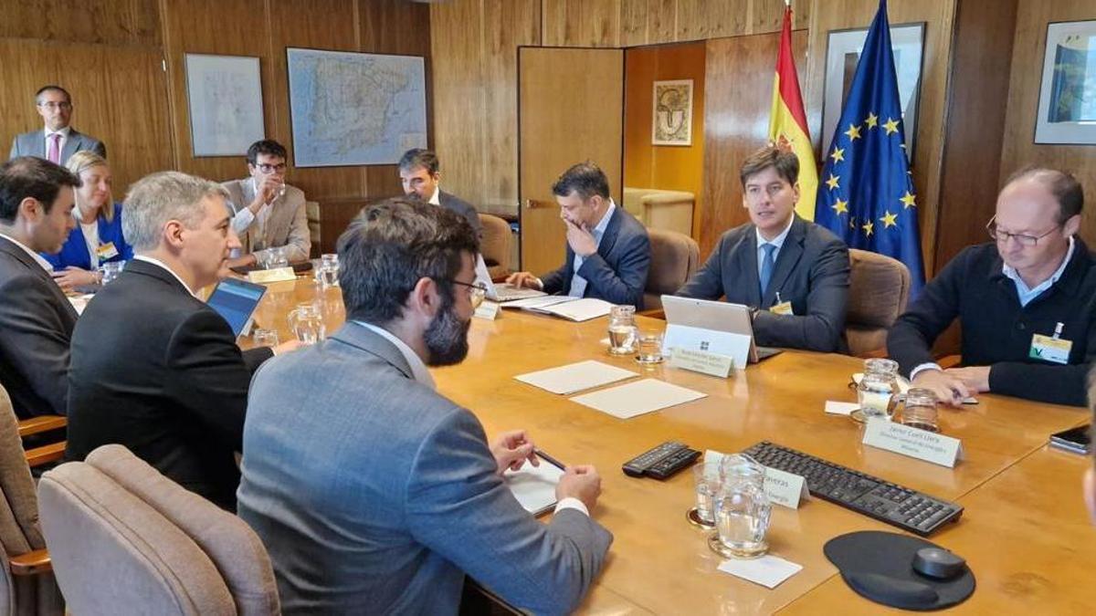 El consejero de Ciencia, en el centro, en una reunión en el Ministerio sobre la ampliación de la capacidad energética asturiana.