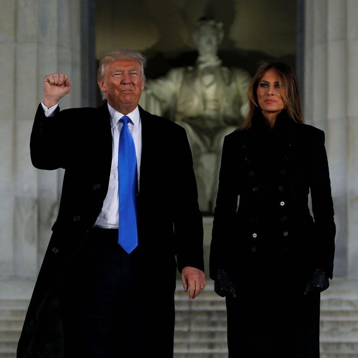 Melania Trump de negro junto a Donald Trump frente al monumento a Lincoln
