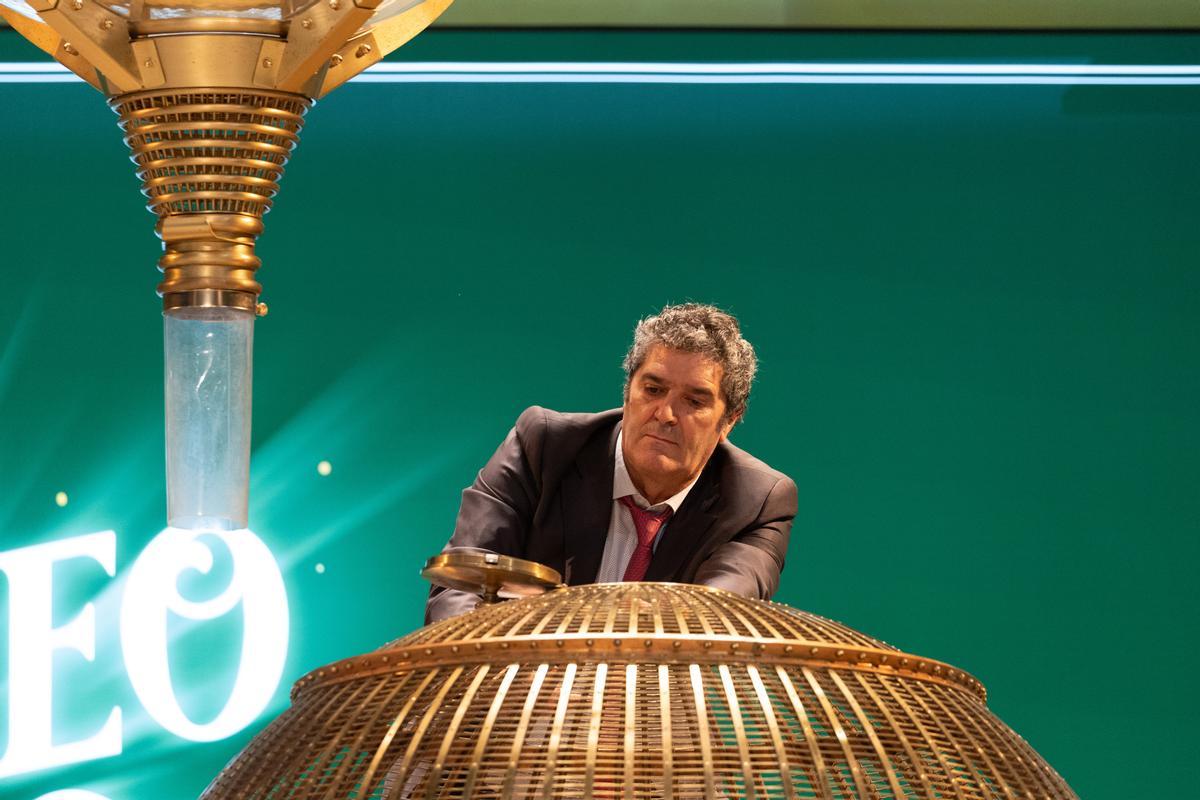 Un hombre prepara el bombo para el Sorteo Extraordinario de la Lotería de Navidad 2023 en el Teatro Real de Madrid, a 22 de diciembre de 2023, en Madrid (España).