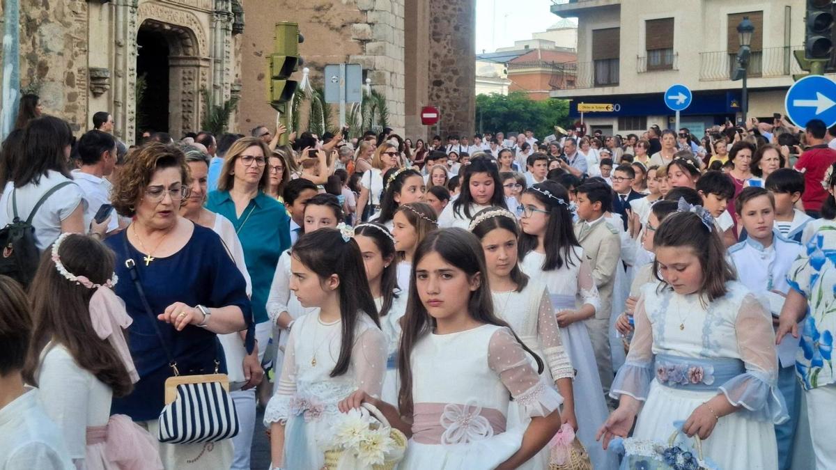 Niños que este año hicieron la comunión durante la procesión.