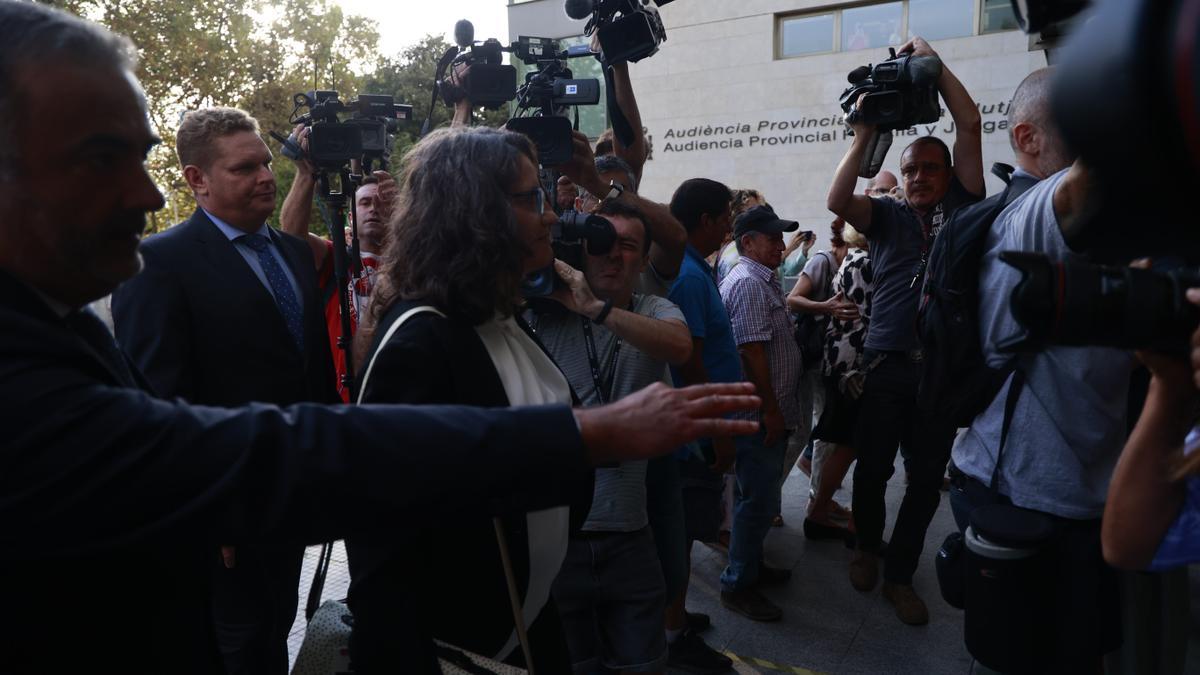 La exvicepresidenta Mónica Oltra en el momento de entrar en la Ciudad de la Justicia, rodeada de cámaras.