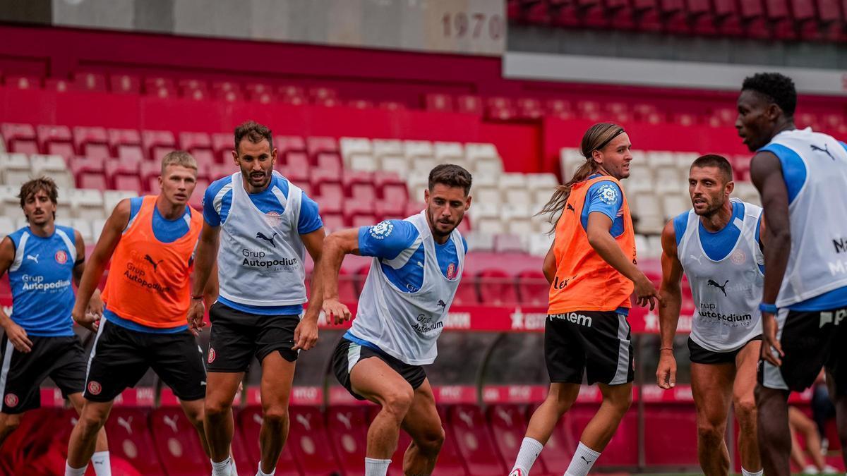 Àlex Moreno, amb la pilota als peus, durant l’entrenament d’ahir a Montilivi.