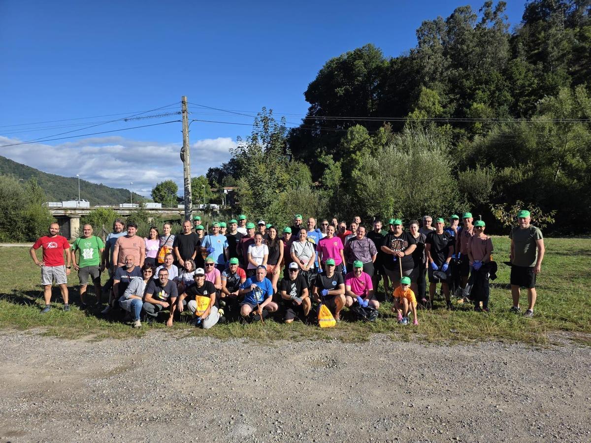 Participantes de la sextaferia de limpieza del río Nalón.