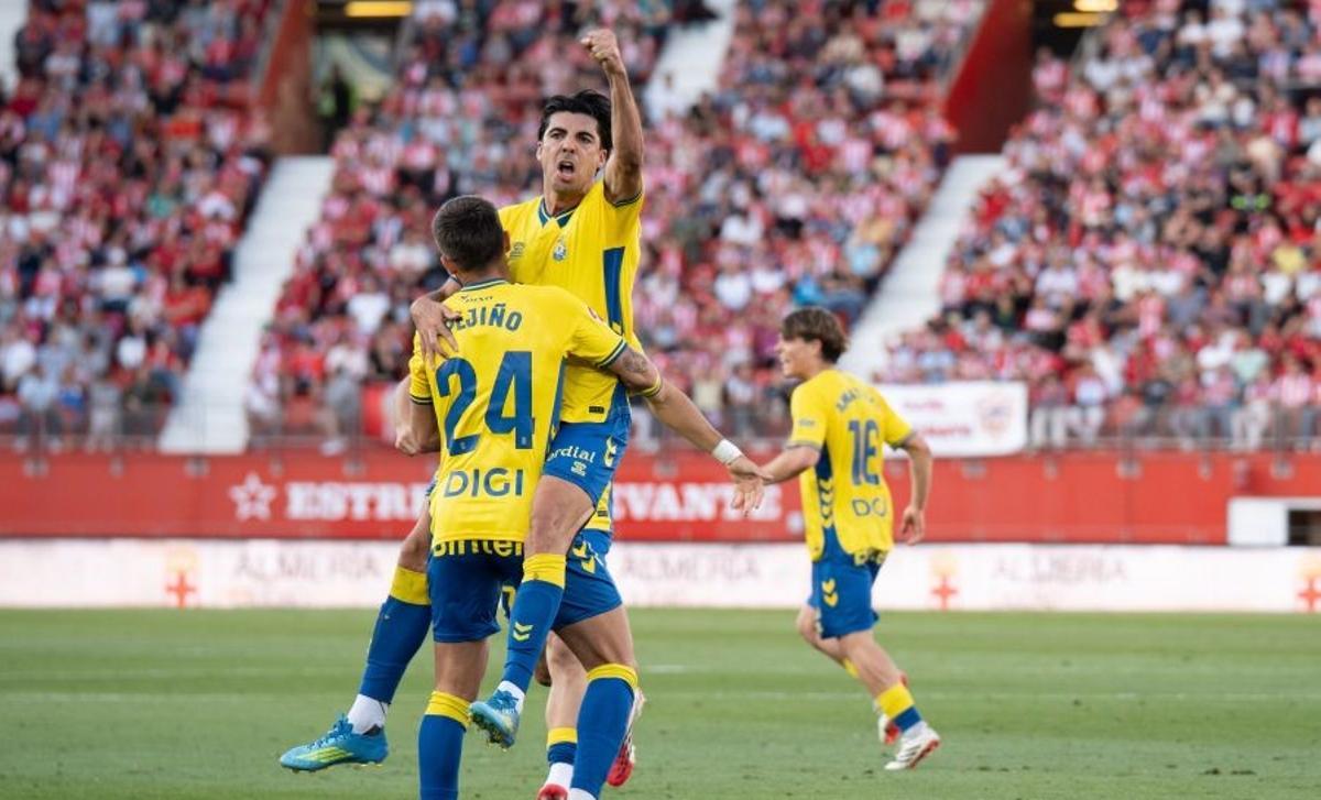 Clemente celebra con Pejiño su gran gol al Almería la pasada jornada.