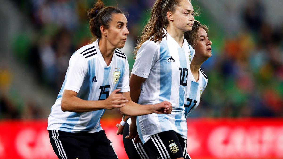 Tres jugadoras de la seleccion argentina de futbol