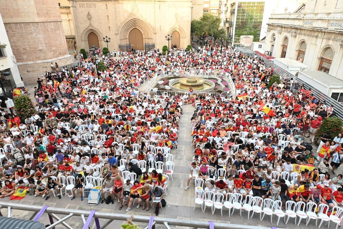 Los aficionados vibran desde la Plaza Mayor. Los aficionados vibran desde la Plaza Mayor.