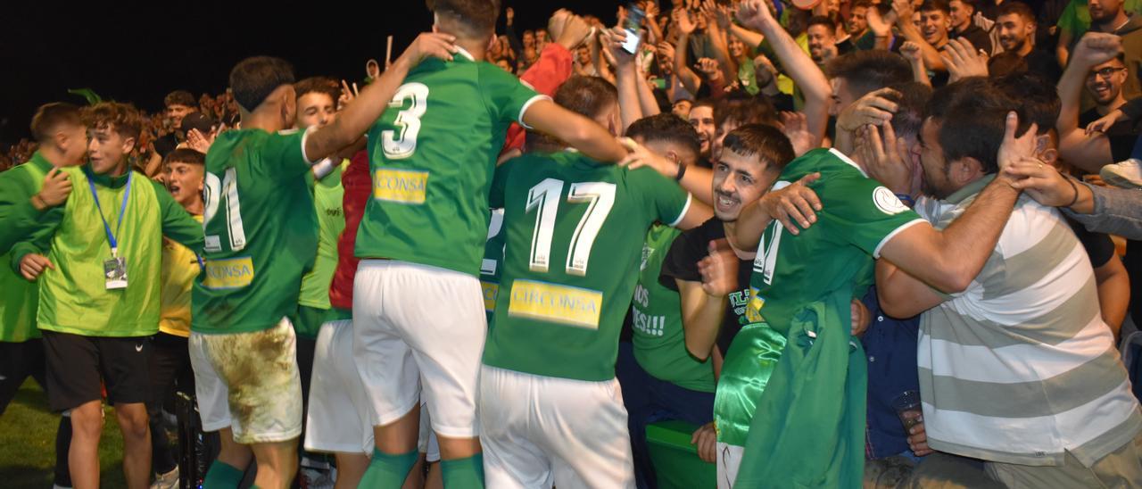 Los jugadores del Santa Amalia celebran el pase de ronda en Copa del Rey con su afición en el municipal amaliense.