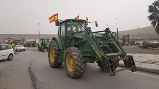 Concentración de agricultores y tractores en Lucena por los precios de las materias primas y el combustible