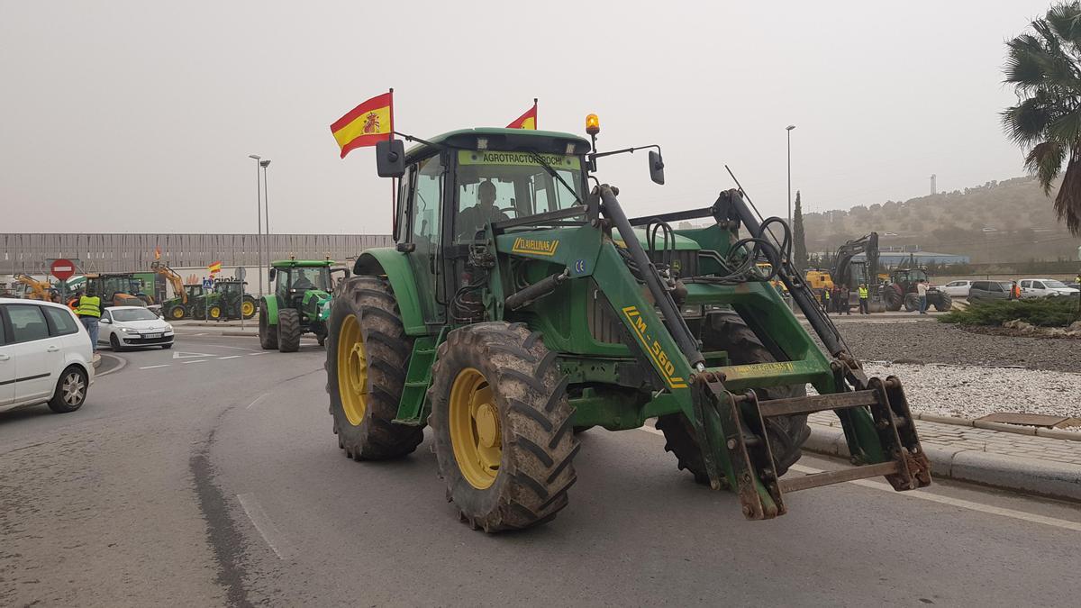 Tractoristas concentrados junto al campo de fútbol de Lucena.