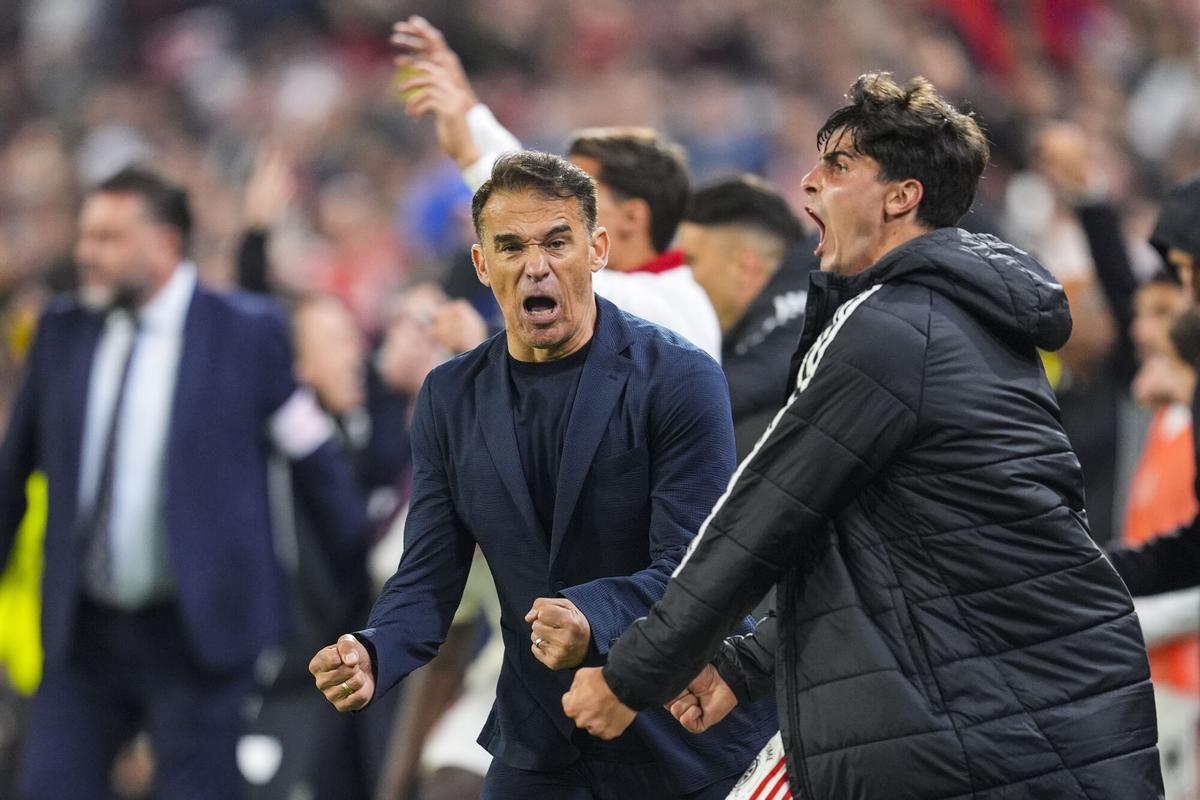 Luis García Plaza celebra el triunfo con el Sevilla FC ante el Atlético de Madrid en su estreno en el Ramón Sánchez-Pizjuán