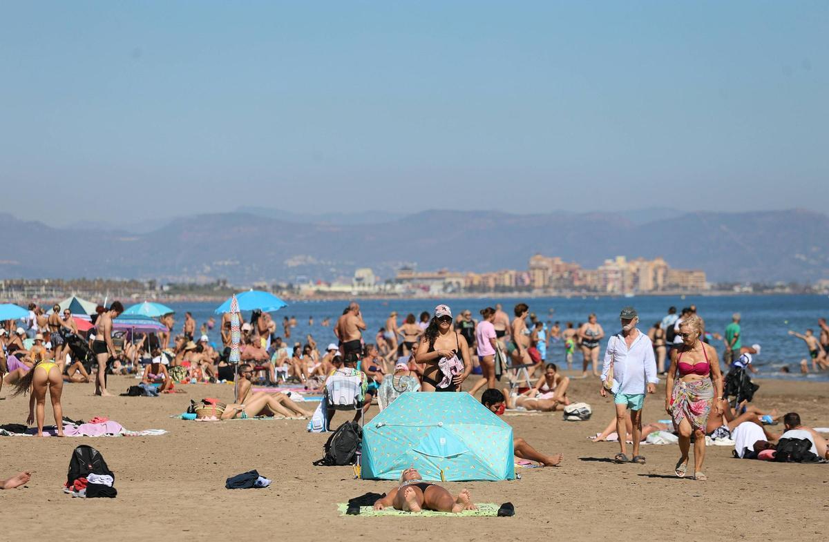 El buen tiempo llena la playa de la Malvarrosa en València El buen tiempo llena la playa de la Malvarrosa en València