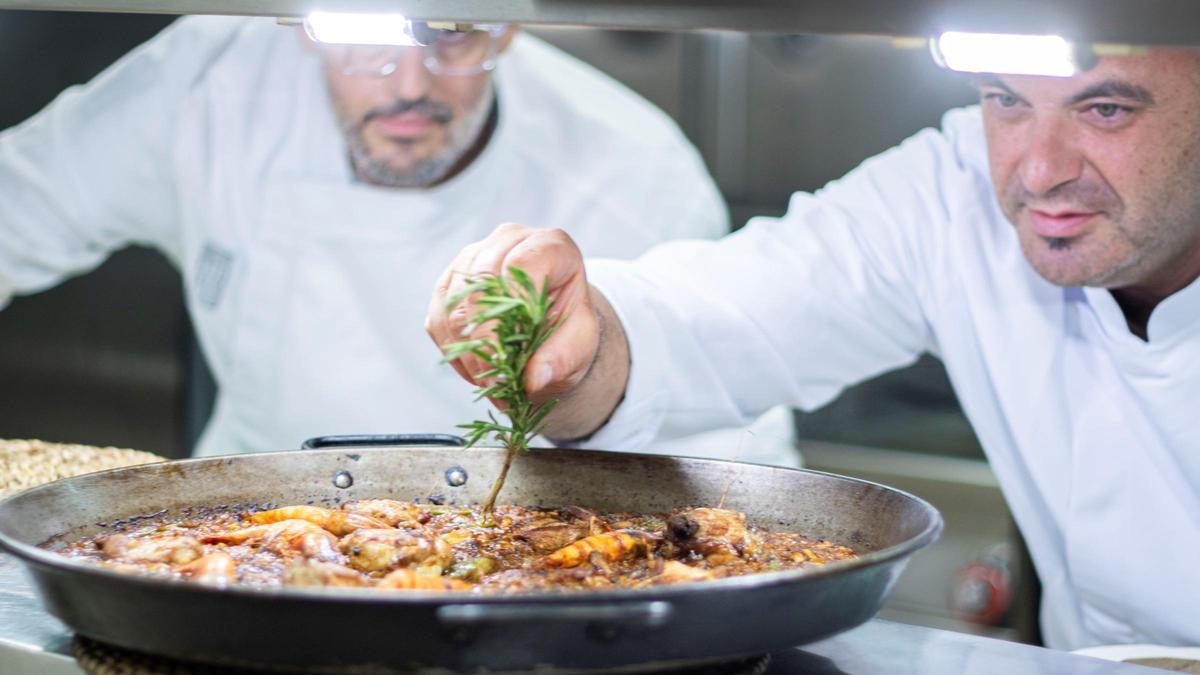 Dos chefs, preparando L'Arròs de Castelldefels.