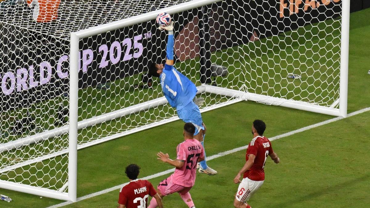 The-Shenawy, the goalkeeper of the Al-Ahly, diverts the kick of Messi that then repels the crossbar in the added time of the match against Inter Miami.
