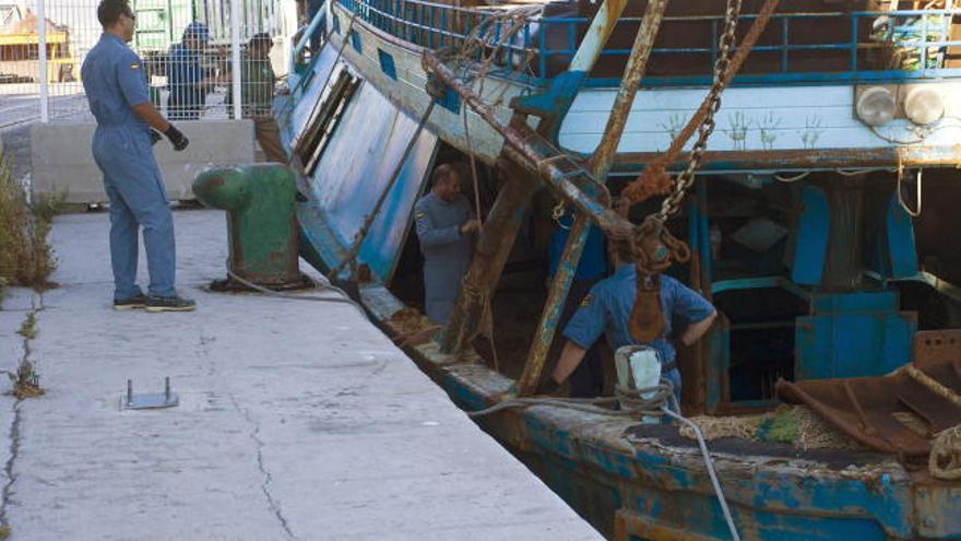 Agentes de Vigilancia Aduanera con el barco en el que se decomisaron 17 toneladas de hachís.