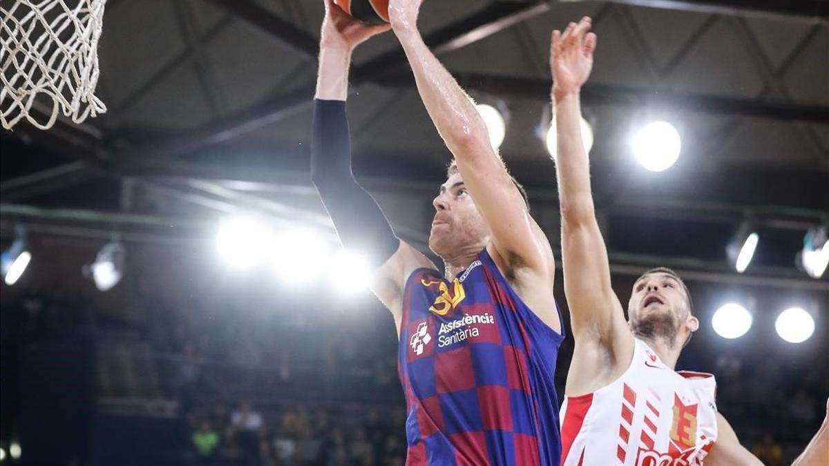 Victor Claver entra a canasta en una acción del partido ante el Estrella  Roja