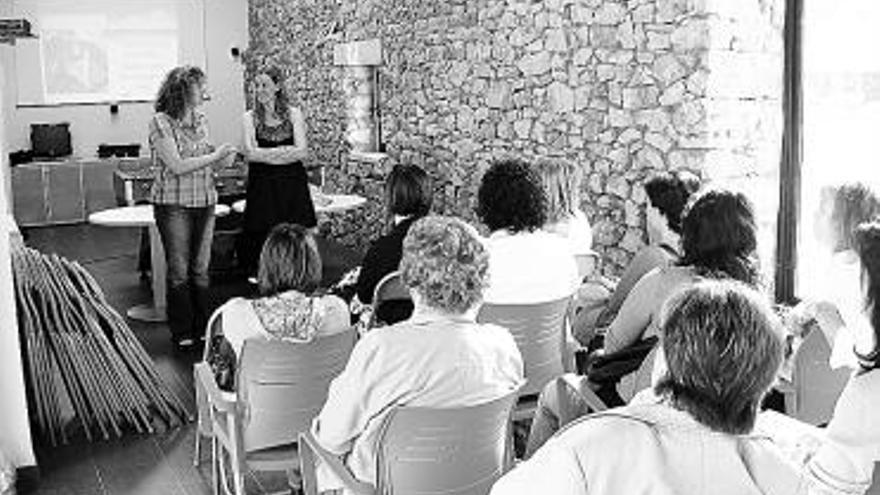 Asistentes a la conferencia de salud, en la Casa de Juventud, en Llanera.