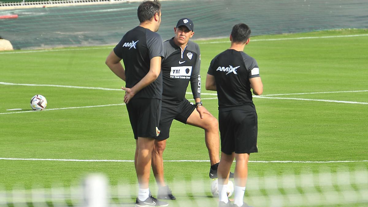 Almirón dialoga con sus ayudantes, durante el entrenamiento de este miércoles