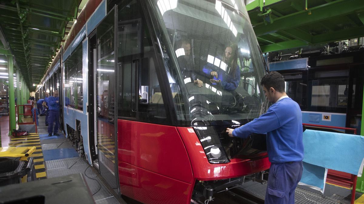 Operarios en pleno proceso de fabricación de los trenes y tranvías en la planta que Stadler tiene en la localidad valenciana de Albuixech y que da empleo a cerca de 2.000 trabajadores.