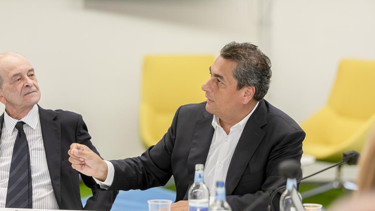 Ángel Tristán (i) y Miguel Ángel Acosta durante la exposición del informe sobre la LOSU en la ULPGC.