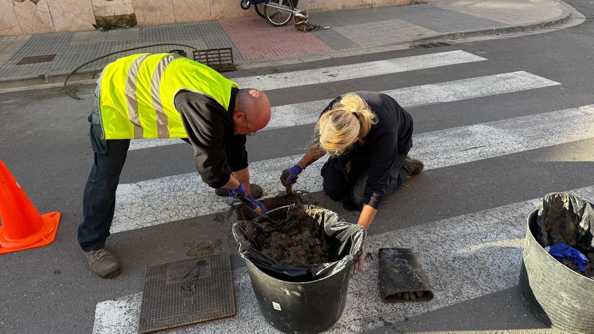 Limpieza de alcantarillado en Alfafar.
