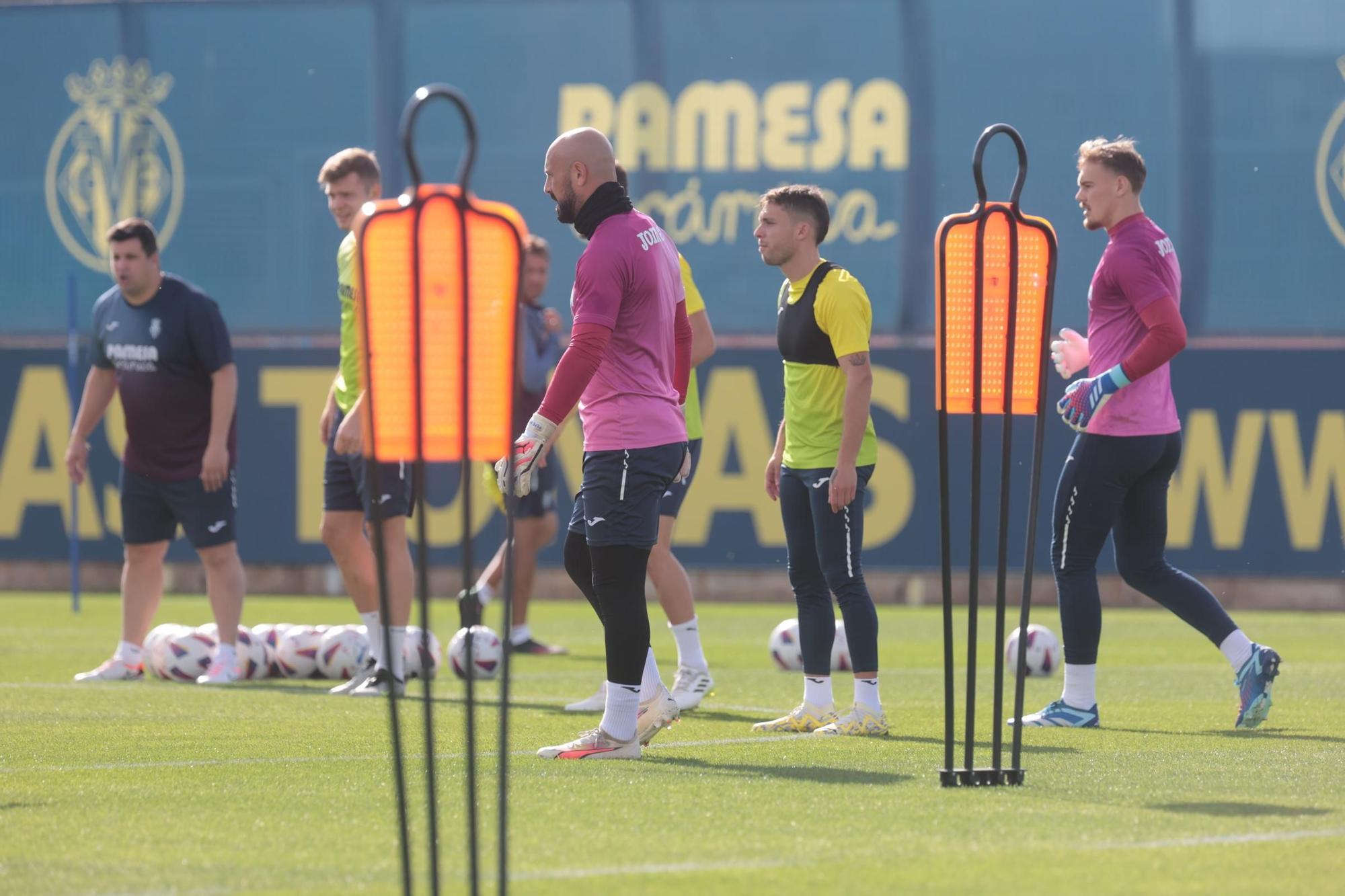 Galería | Miguel Ángel Tena dirige el entrenamiento del Villarreal antes del duelo ante el Atlético de Madrid