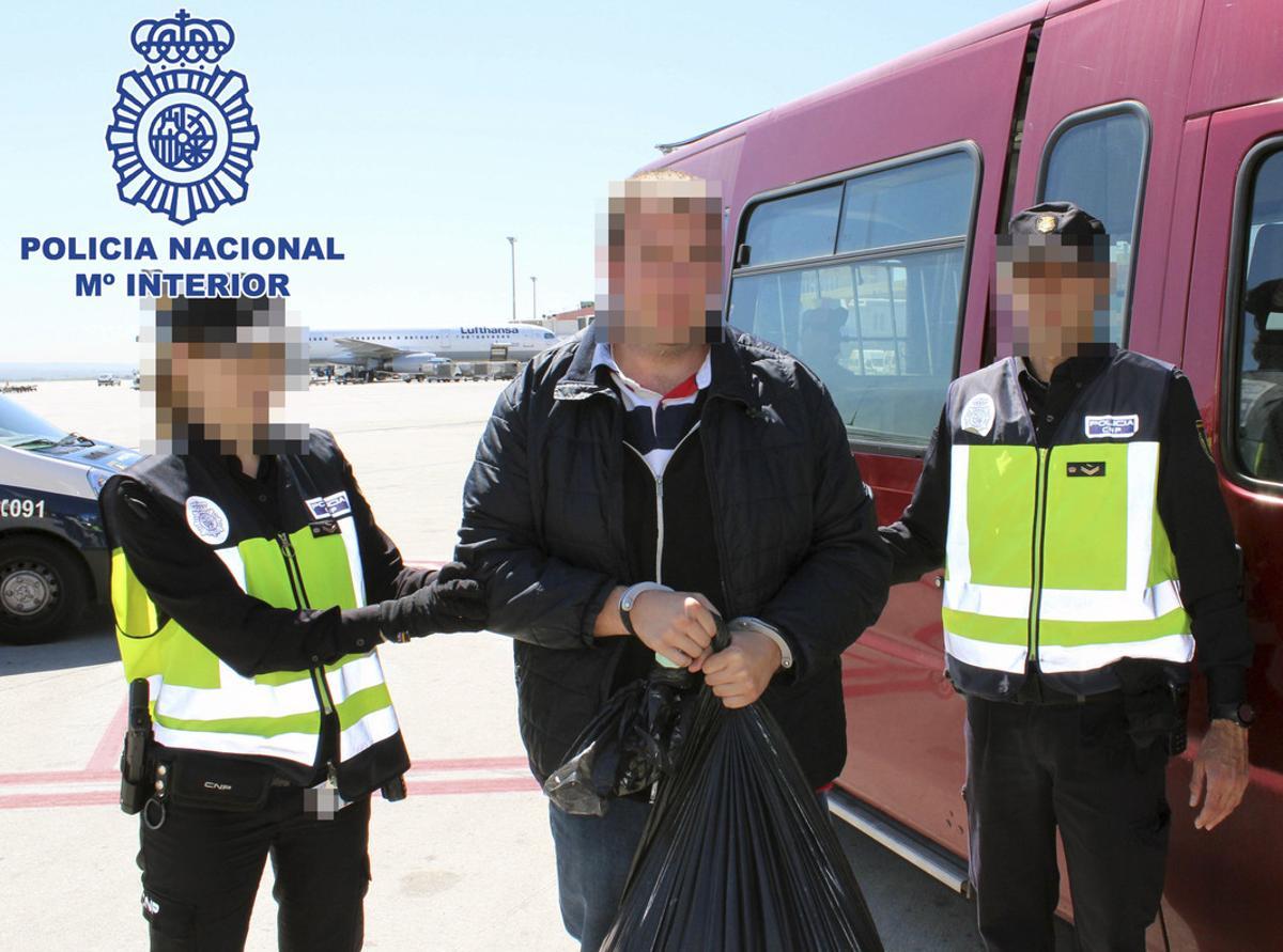 GRA247. MADRID, 26/04/2016.- Fotografía facilitada por la Policía Nacional, de Antoine Denevi (c), detenido el pasado día 12 en Rincón de la Victoria (Málaga) por suministrar armas a Amedy Coulibaly, el terrorista que mató a cinco personas en los atentados en un supermercado judío en enero de 2015 de París, y que hoy ha sido extraditado a Francia. EFE/