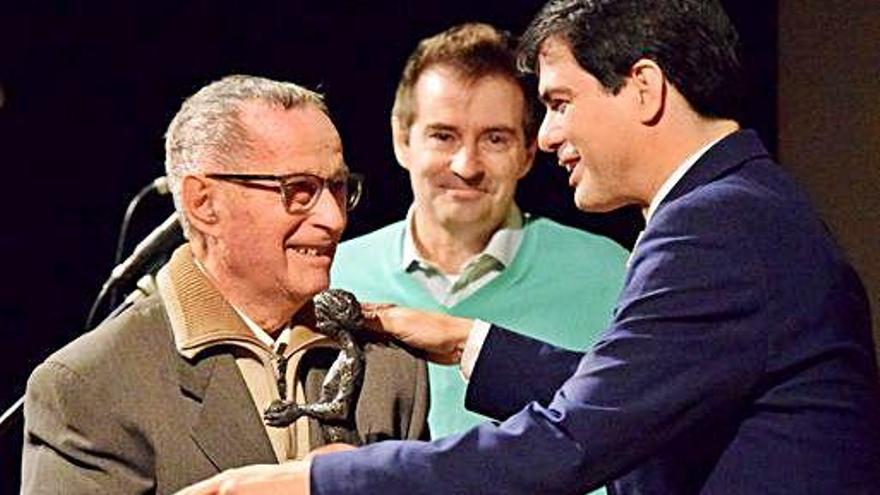 Magí Puig rebent el Premi d&#039;Honor Ciutat d&#039;Igualada