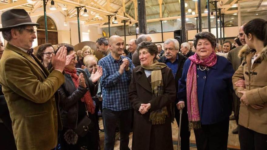 Fina (izquierda) y Elvia Clemente entrando a Trascorrales para recibir el homenaje.