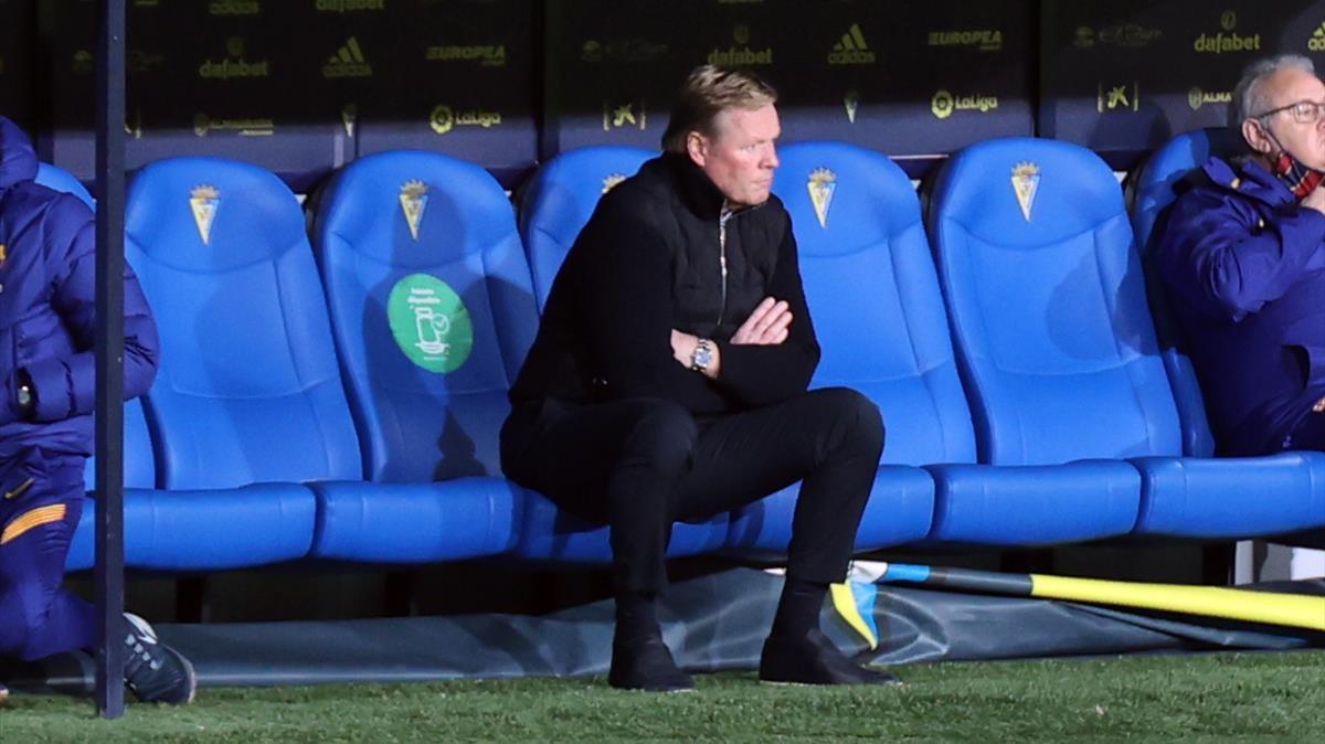 05 December 2020  Spain  Cadiz  Barcelona head coach Ronald Koeman is pictured during the Spanish Primera Division soccer match between between Cadiz CF and FC Barcelona at Estadio Ramon de Carranza  Photo  Jose Luis Contreras DAX via ZUMA Wire dpa  Jose Luis Contreras DAX via ZUMA   DPA  05 12 2020 ONLY FOR USE IN SPAIN