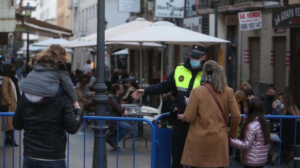 La Policía cierra el acceso a la calle Castaños al haber alcanzado el aforo máximo permitido