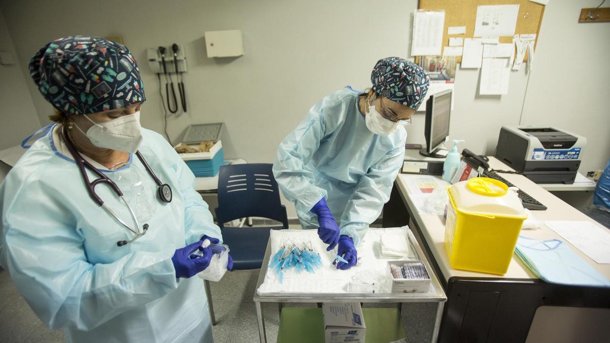 Personal sanitario preparándose para administrar la vacuna