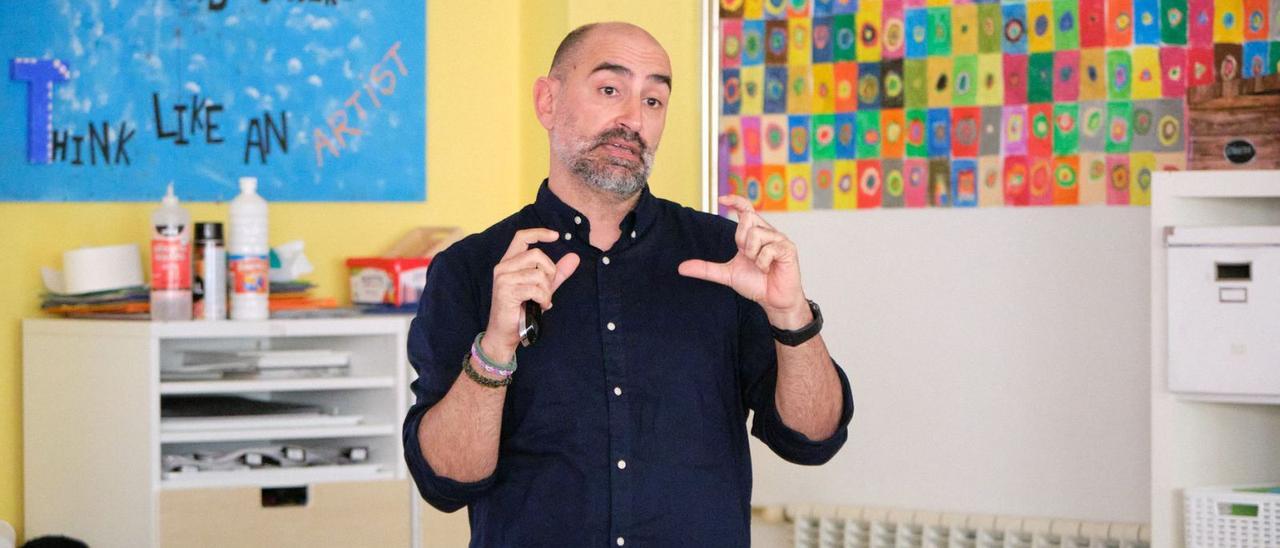 Iván castro en un instant de la seua xerrada al CEIP S’Olivera.