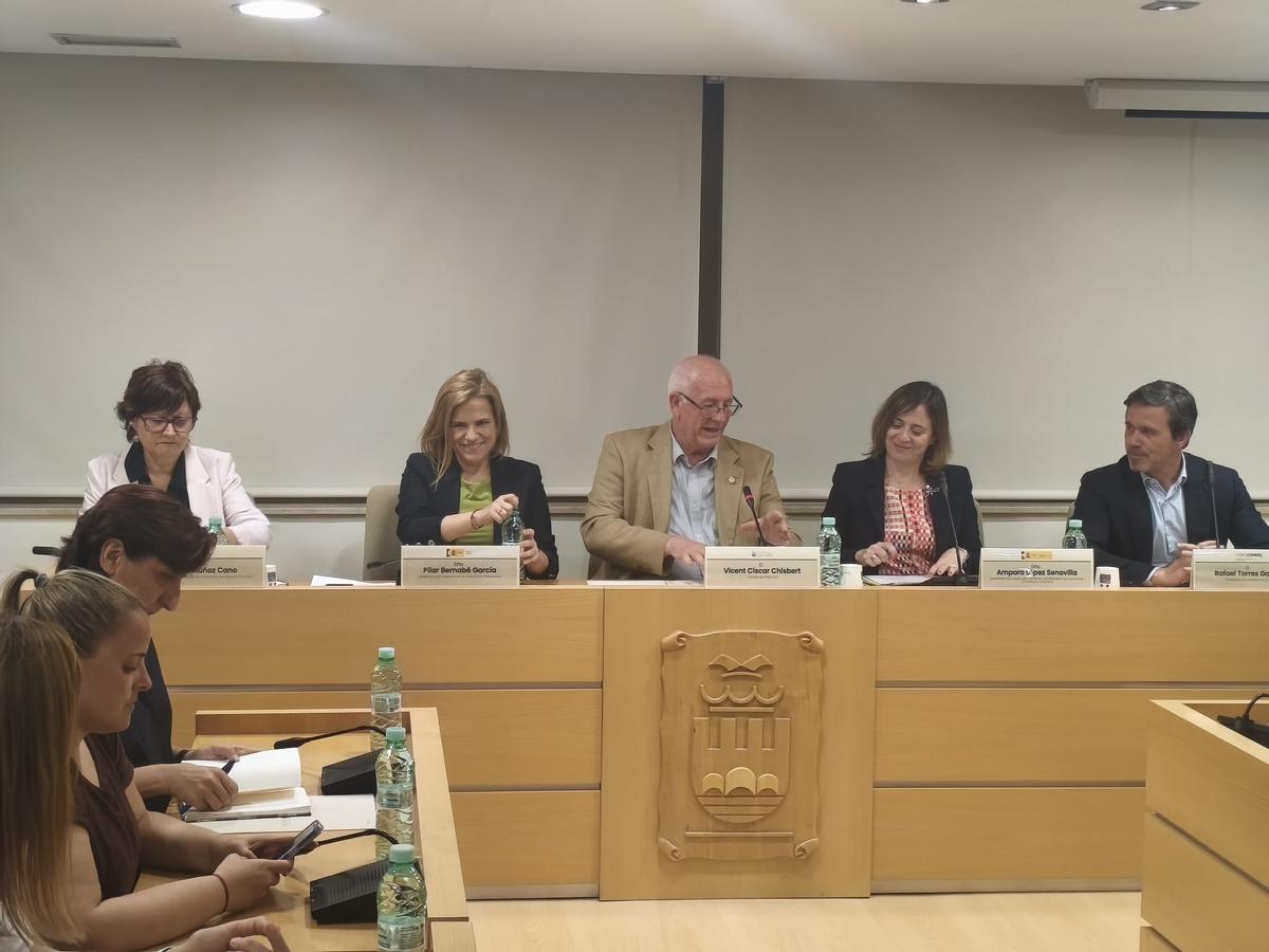 La reunión de trabajo en Paiporta, con la delegada del Gobierno, Pilar Bernabé.