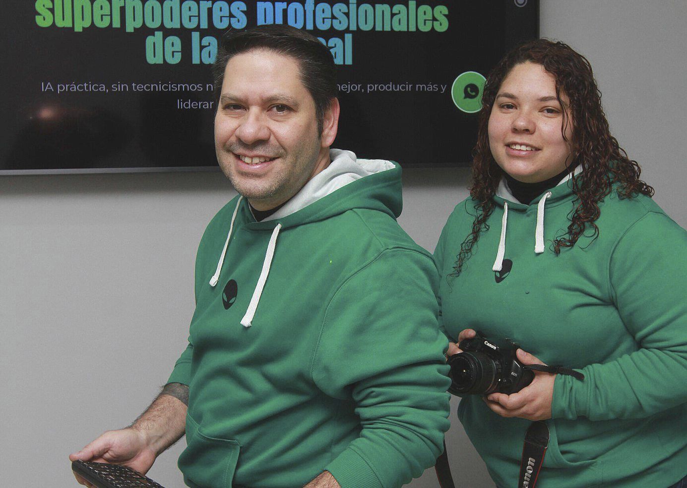 Israel y  Juliethe en su aula de IA en Ourense.