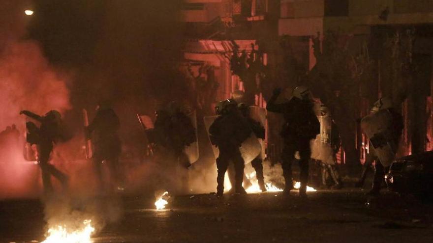 Duros enfrentamientos tras una gran manifestación en Atenas