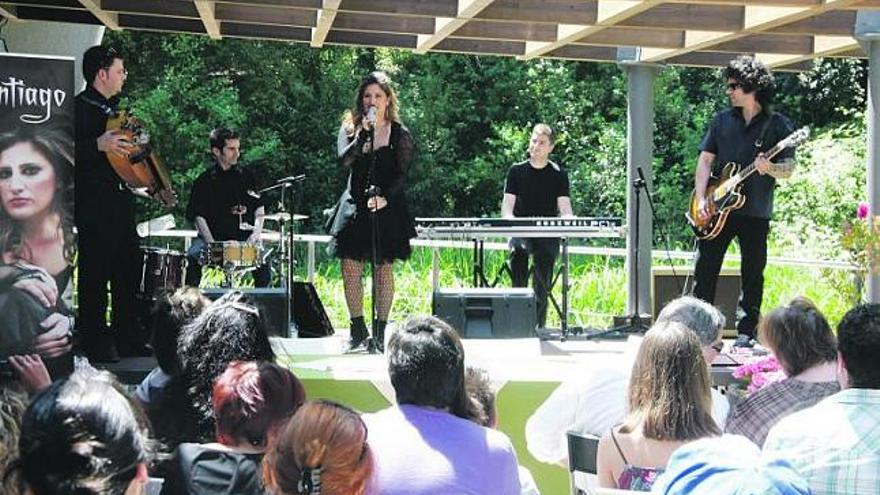 Anabel Santiago, en el miniconcierto que ayer ofreció en el Jardín Botánico como adelanto de su nuevo disco, «Agora».