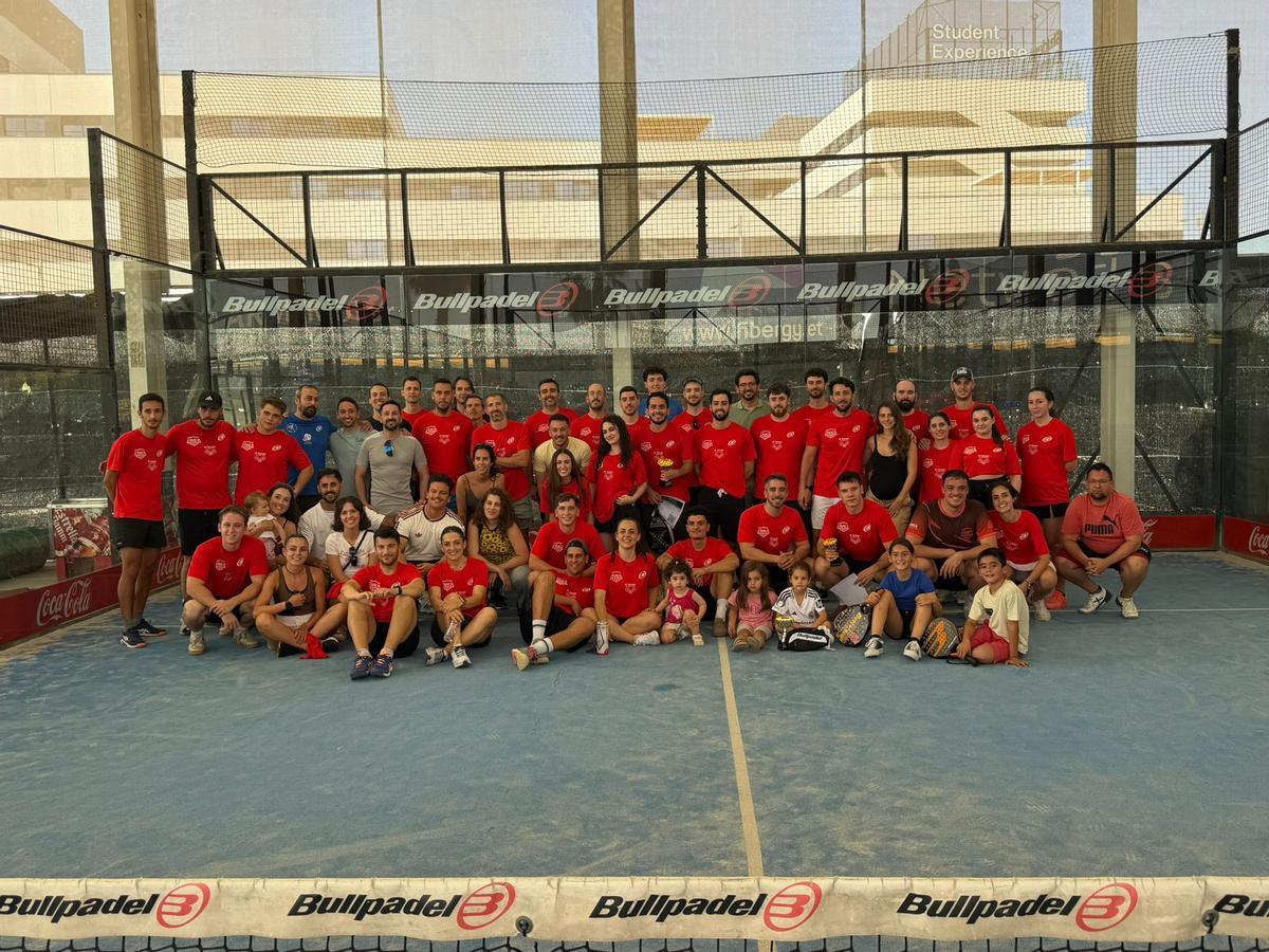 Entre las actividades que Cívica organiza para sus trabajadores está un torneo de pádel. En su sexta edición han participado 52 y otros acudieron a la jornada de confraternización.