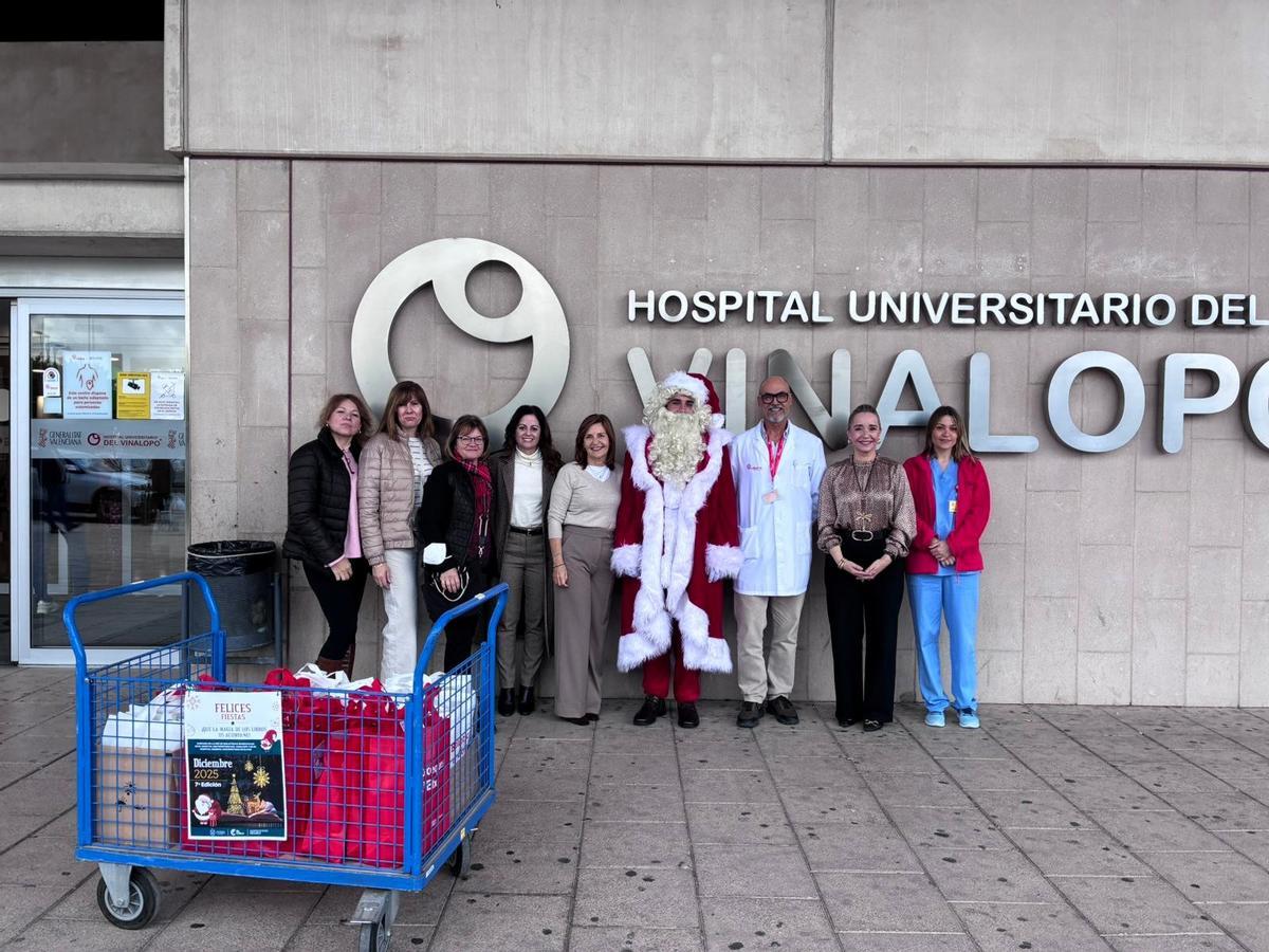Papá Noel repartió libros en el Hospital del Vinalopó de Elche