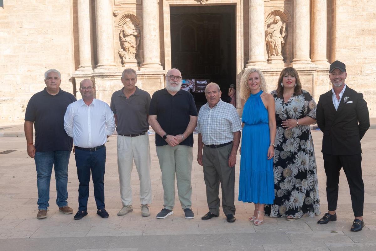 Homenajeados de FIMEL junto a pedro cuesta diputado de deportes y turismo , trinidad montañana, alcaldesa de Meliana , mayka raga concejal de comercio y FIMEL , Rubén repiso concejal de agricultura y Jesús arrue el artista del cartel de este año