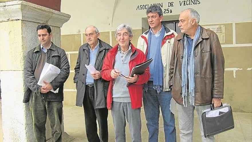 La plataforma pro hospital provincial de Badajoz «aprecia en principio» el proyecto y pide verlo