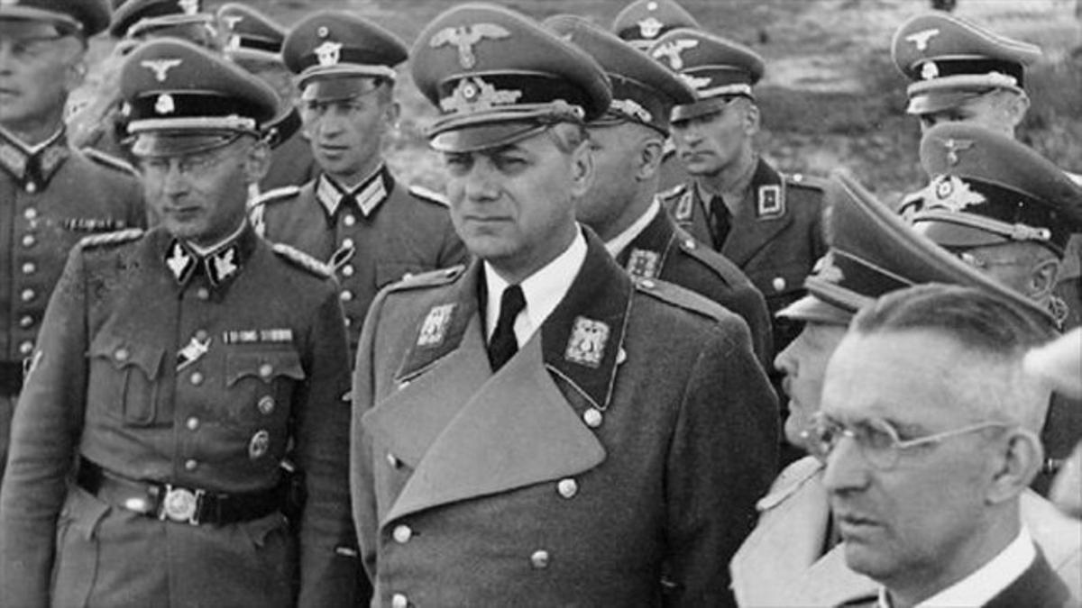 Rosenberg (centro), en la Kiev ocupada, en 1942, con cargos nazis.