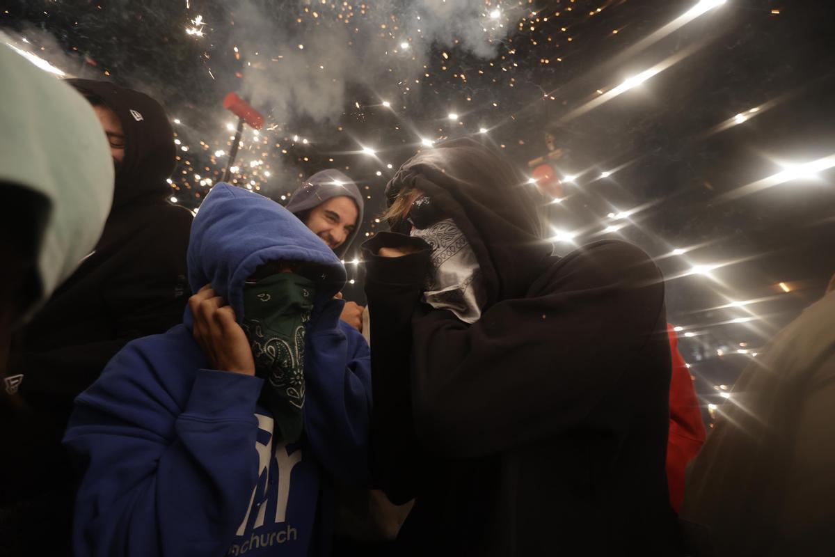 Los diables incendian el Passeig de Gràcia durante el correfoc de la Mercè.