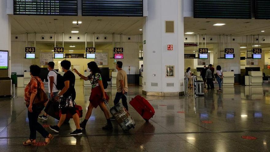 Turistas en el aeropuerto de Málaga.