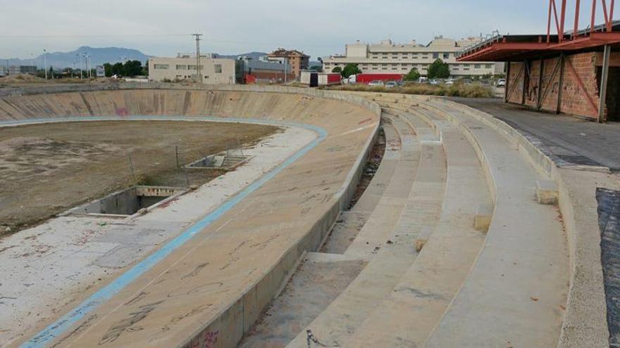 El estado de abandono que presenta la obra del velódromo municipal de Novelda, que comenzó a construirse más de 30 años atrás