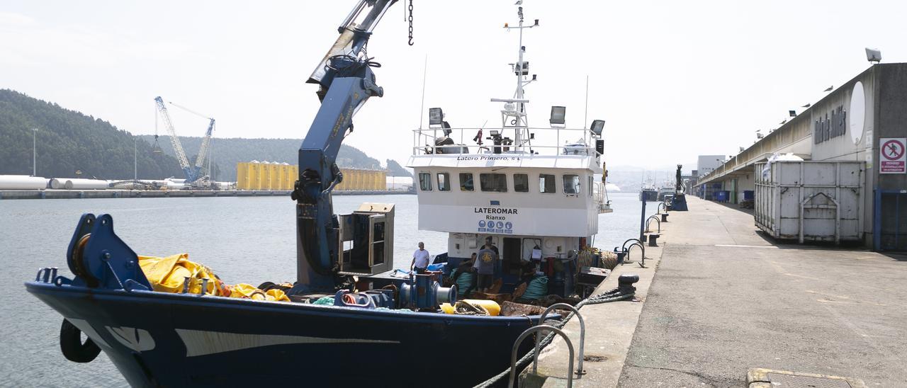 El &quot;Lateromar&quot;, en el muelle pesquero.