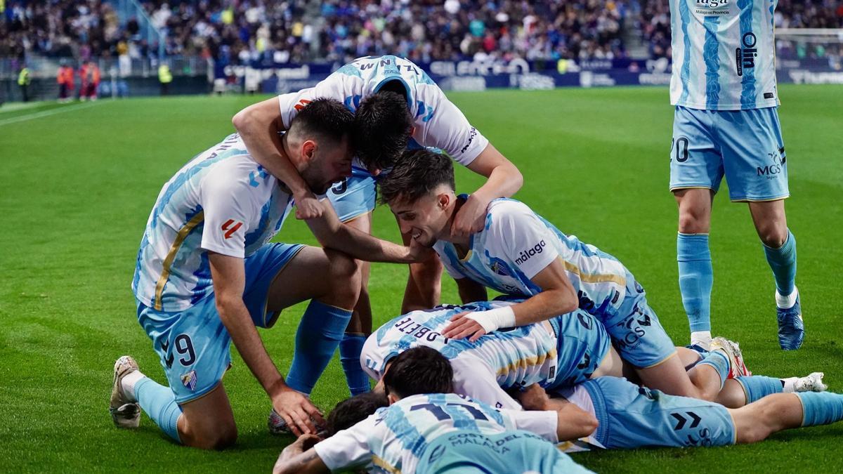 Los jugadores del Málaga Cf celebran el gol de la victoria.